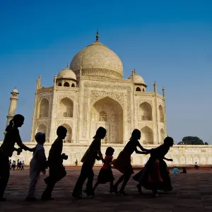 Los niños están jugando enfrente del Taj Mahal. Los niños están jugando enfrente del Taj Mahal.