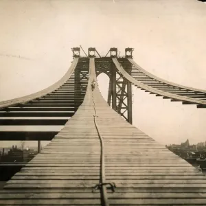 circa 1908: View of the Manhattan Bridge