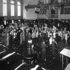 circa 1918: Businessmen crowd the floor of the New York Stock Exchange