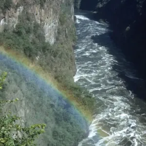 Alrededor de 1955, un arco iris se extiende sobre el cañón de las Cataratas Victoria en el río Zambezi. Alrededor de 1955, un arco iris se extiende sobre el cañón de las Cataratas Victoria en el río Zambezi.