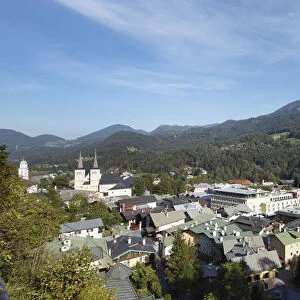 City view from the Soleleitungsweg with the twin towers of the collegiate church of St. Peter und Johannes der Taeufer and right the Franciscan church, Berchtesgaden, Berchtesgadener Land, Upper Bavaria, Bavaria, Germany, Europe