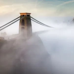 Puente de Clifton Suspension en la Niebla Matutina. Puente de Clifton Suspension en la Niebla Matutina.