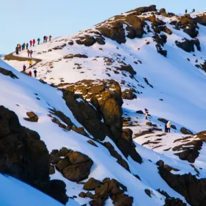 Sciatori che raggiungono la vetta di Uhuru Peak Sciatori che raggiungono la vetta di Uhuru Peak