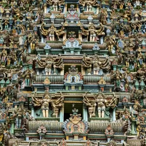 Ritratto ravvicinato di divinità, Torre Ovest, Tempio Meenakshi Amman, Madurai, Tamil Nadu, India. Ritratto ravvicinato di divinità, Torre Ovest, Tempio Meenakshi Amman, Madurai, Tamil Nadu, India.