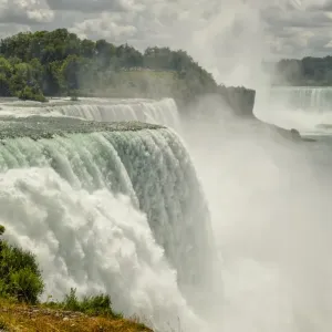 Visuale ravvicinata delle cascate americane a Niagara Falls, Stati Uniti. Visuale ravvicinata delle cascate americane a Niagara Falls, Stati Uniti.