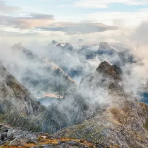 Nuages entre les sommets des Lofoten, Norvège. Nuages entre les sommets des Lofoten, Norvège.