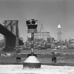 Coin-operated binoculars, Brooklyn Bridge and Manhattan skyline in background, New York City, USA, (B&W) Coin-operated binoculars, Brooklyn Bridge and Manhattan skyline in background, New York City, USA, (B&W)