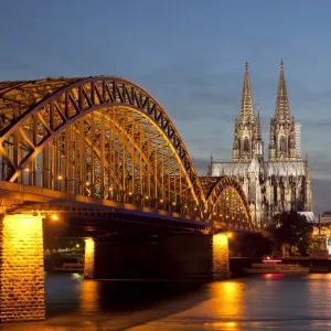 La cathédrale de Cologne et le pont Hohenzollern, Cologne, Rhénanie-du-Nord-Westphalie, Allemagne. La cathédrale de Cologne et le pont Hohenzollern, Cologne, Rhénanie-du-Nord-Westphalie, Allemagne.
