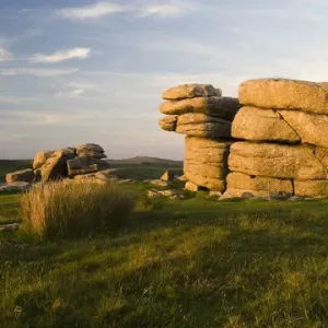 La pierre de Coombestone sous la lumière du soir, Dartmoor, Devon, Angleterre. La pierre de Coombestone sous la lumière du soir, Dartmoor, Devon, Angleterre.
