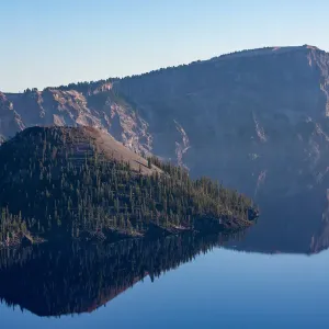 Lago Cráter con Isla del Hechicero. Lago Cráter con Isla del Hechicero.