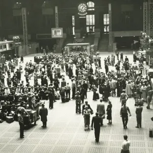 Folla di persone alla stazione di Penn, New York City, (B&W), vista elevata. Folla di persone alla stazione di Penn, New York City, (B&W), vista elevata.