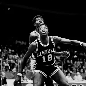 Curtis Perry of the Milwaukee Bucks in the 1972-1973 season at the Chicago Stadium in Chicago, Il Curtis Perry of the Milwaukee Bucks in the 1972-1973 season at the Chicago Stadium in Chicago, Il