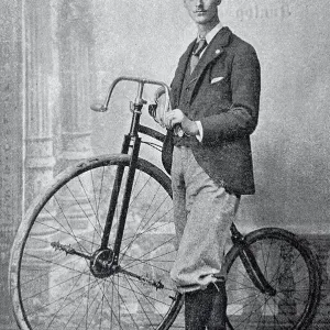 Le cycliste F. W. Shorland, Angleterre, debout à côté de sa bicyclette, vêtu élégamment. Le cycliste F. W. Shorland, Angleterre, debout à côté de sa bicyclette, vêtu élégamment.