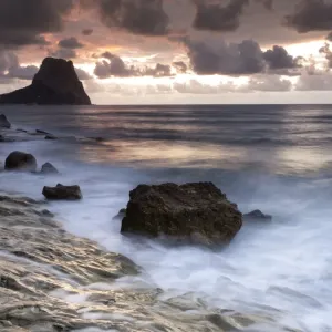 To dawn in a rock cala and with a great crag To dawn in a rock cala and with a great crag