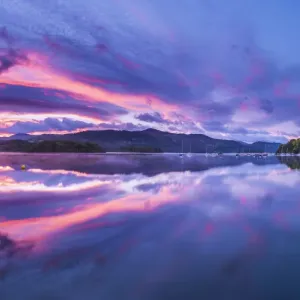 Derwent Water, amanecer de otoño. Distrito de los lagos. Reino Unido