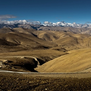 Dirt road to mount Everest basecamp
