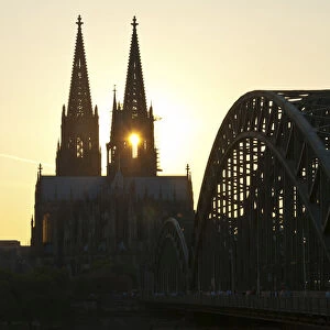 Evening mood, Cologne Cathedral and Hohenzollernbrucke bridge, Cologne, North Rhine-Westphalia, Germany, Europe, PublicGround