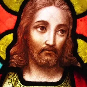 Le visage de Jésus-Christ sur une fenêtre vitrée antique. Le visage de Jésus-Christ sur une fenêtre vitrée antique.