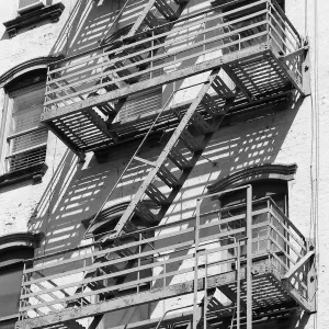Plataformas y escaleras de escape de fuego, Chelsea, Nueva York, EE.UU. Plataformas y escaleras de escape de fuego, Chelsea, Nueva York, EE.UU.