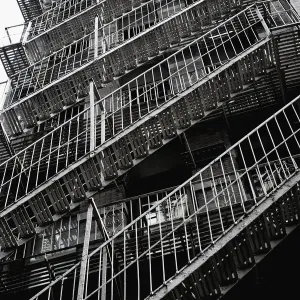 Escaleras de emergencia en la parte posterior del edificio en Manhattan, Nueva York, EE. UU. Escaleras de emergencia en la parte posterior del edificio en Manhattan, Nueva York, EE. UU.
