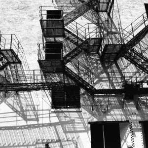 Paisaje de incendio contra la pared del edificio (B&W). Paisaje de incendio contra la pared del edificio (B&W).