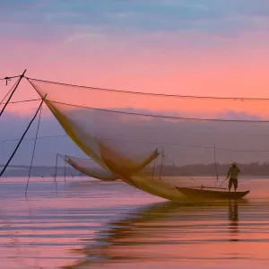 Un pêcheur avec un système de filet, ville ancienne d'Hoi An, Vietnam. Un pêcheur avec un système de filet, ville ancienne d'Hoi An, Vietnam.