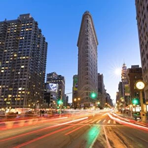 Flatiron Building and traffic on 5th Avenue, Manhattan, New York City
