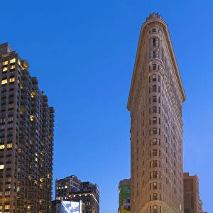 Flatiron Building and traffic on 5th Avenue, Manhattan, New York City