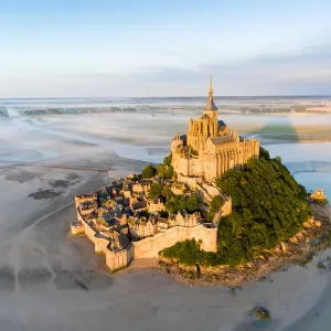 Francia desde el cielo: Mont Saint-Michel durante el amanecer. Francia desde el cielo: Mont Saint-Michel durante el amanecer.