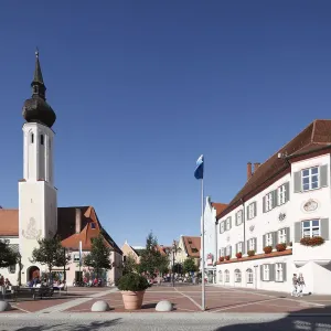 Frauenkircherl Church and City Hall on Schrannenplatz square, Erding, Upper Bavaria, Bavaria, Germany, Europe Frauenkircherl Church and City Hall on Schrannenplatz square, Erding, Upper Bavaria, Bavaria, Germany, Europe