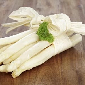 Fresh unpeeled white asparagus