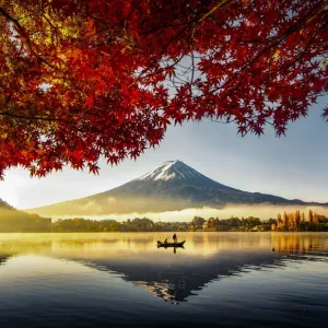Mont Fuji et bateau de pêche avec la brume du matin en automne, lac Kawaguchiko, Japon. Mont Fuji et bateau de pêche avec la brume du matin en automne, lac Kawaguchiko, Japon.