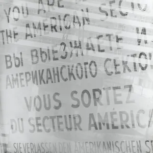 Deutschland, West-Berlin, Schild mit dem Gedenkstein an den Checkpoint Charlie (Schwarz-Weiß)