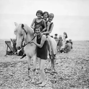 Filles à cheval sur poney. Filles à cheval sur poney.