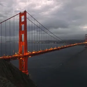 Golden Gates Brücke mit Sturmschatten in San Francisco Kalifornien Vereinigtes Staaten Golden Gates Brücke mit Sturmschatten in San Francisco Kalifornien Vereinigtes Staaten