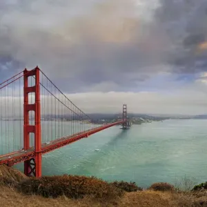 Golden-Gate-Bridge am Sonnenuntergang mit Sturmböcken in San Francisco Kalifornien Vereinigte Staaten Golden-Gate-Bridge am Sonnenuntergang mit Sturmböcken in San Francisco Kalifornien Vereinigte Staaten