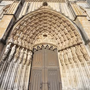 Gothic portal of the basilica, Dominican monastery Mosteiro de Santa Maria da Vitoria, UNESCO World Heritage Site, Batalha, Portugal, Europe