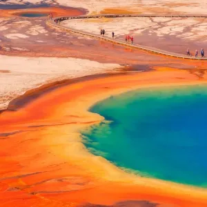 Fuente de Prisma Grande, Cuenca del Geiser Medio, Parque Nacional Yellowstone, Sitio Patrimonio Mundial de la UNESCO, Wyoming. Fuente de Prisma Grande, Cuenca del Geiser Medio, Parque Nacional Yellowstone, Sitio Patrimonio Mundial de la UNESCO, Wyoming.