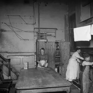 Greyhound Kitchen Print circa 1900: Staff in a kitchen Greyhound Kitchen Print circa 1900: Staff in a kitchen