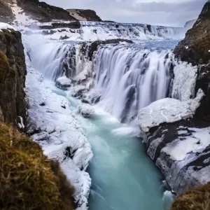 La cascada de Gullfoss, con hielo y piedras, Vik, Islandia. La cascada de Gullfoss, con hielo y piedras, Vik, Islandia.