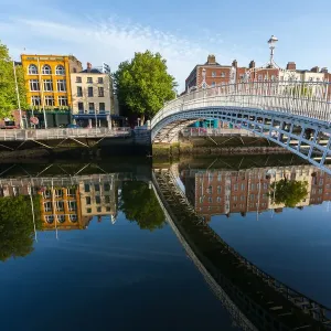 La Puente de la Ha'penny en la ciudad de Dublín, Irlanda. La Puente de la Ha'penny en la ciudad de Dublín, Irlanda.