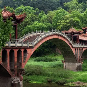 Puente Haoshang cerca del Buda Gigante de Leshan, provincia de Sichuan, China. Puente Haoshang cerca del Buda Gigante de Leshan, provincia de Sichuan, China.
