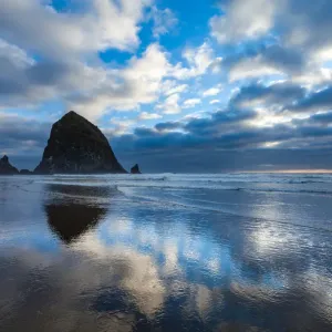 La Roca Haystack en la playa Cannon. La Roca Haystack en la playa Cannon.