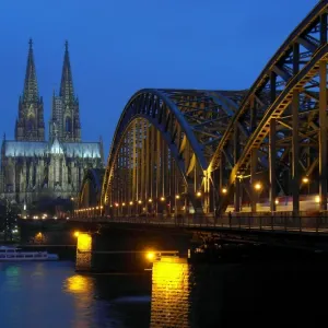 Pont de Hohenzollern sur le Rhin et la cathédrale de Cologne, Allemagne. Pont de Hohenzollern sur le Rhin et la cathédrale de Cologne, Allemagne.