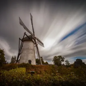 Holländer alter Windmühle mit Wolken, langen Belichtungsdauer