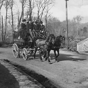 Coche de caballos tirado por un omnibus. Coche de caballos tirado por un omnibus.