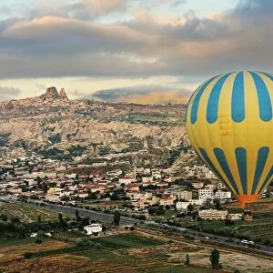 Hot air ballon and Uchisar Castle