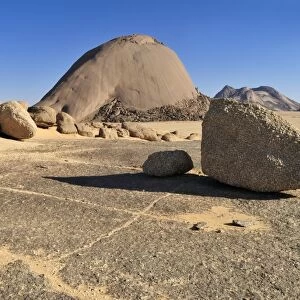 Huge granite dome at Tehenadou, Adrar nAhnet, Adrar Ahnet, Algeria, Sahara, North Africa