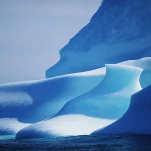 Un iceberg se déplace vers le sud dans la courant de Labrador au nord du Labrador. Un iceberg se déplace vers le sud dans la courant de Labrador au nord du Labrador.