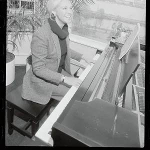 Images Dated 1979 December: 5 Dec 1979